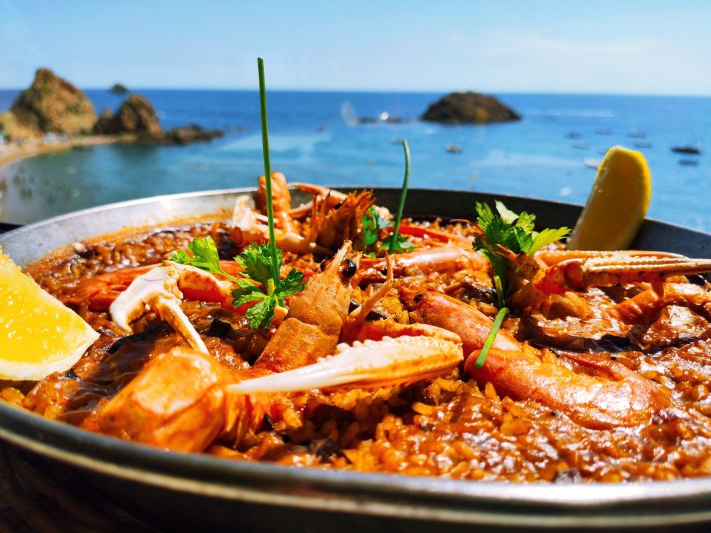 Un restaurant avec une vue imprenable sur la mer